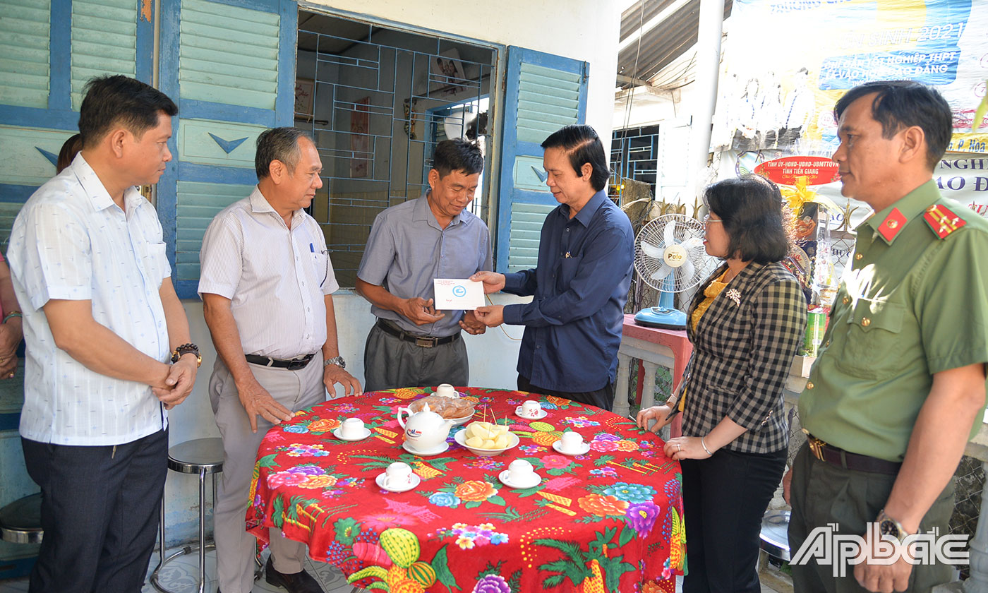 Đồng chí Nguyễn Văn Danh thăm, tặng quà cho thương binh Tô Thanh Châu.