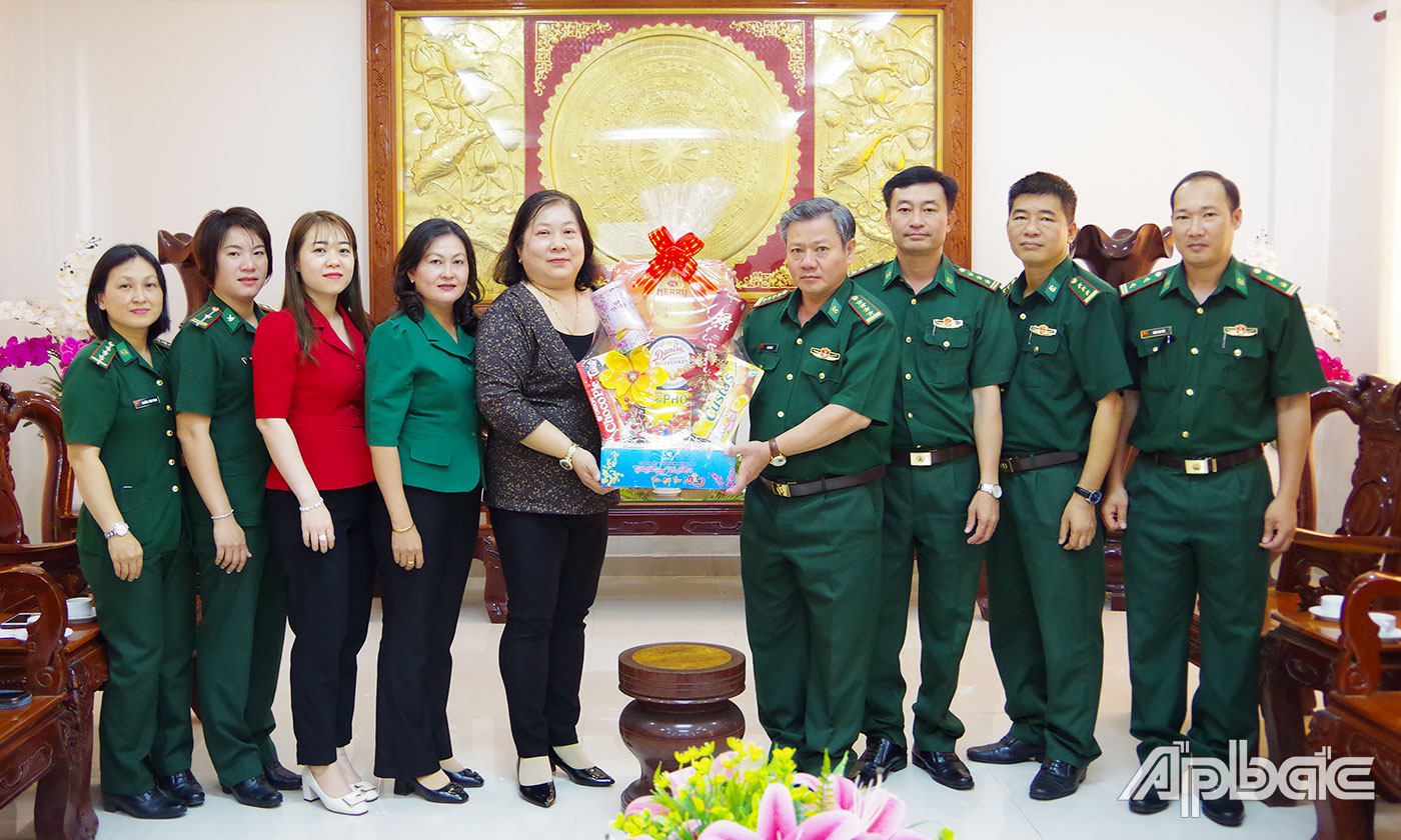 Đại diện lãnh đạo Hội Liên hiệp Phụ nữ tỉnh Tiền Giang chúc tết và tặng quà cán bộ, chiến sĩ BĐBP Tiền Giang.