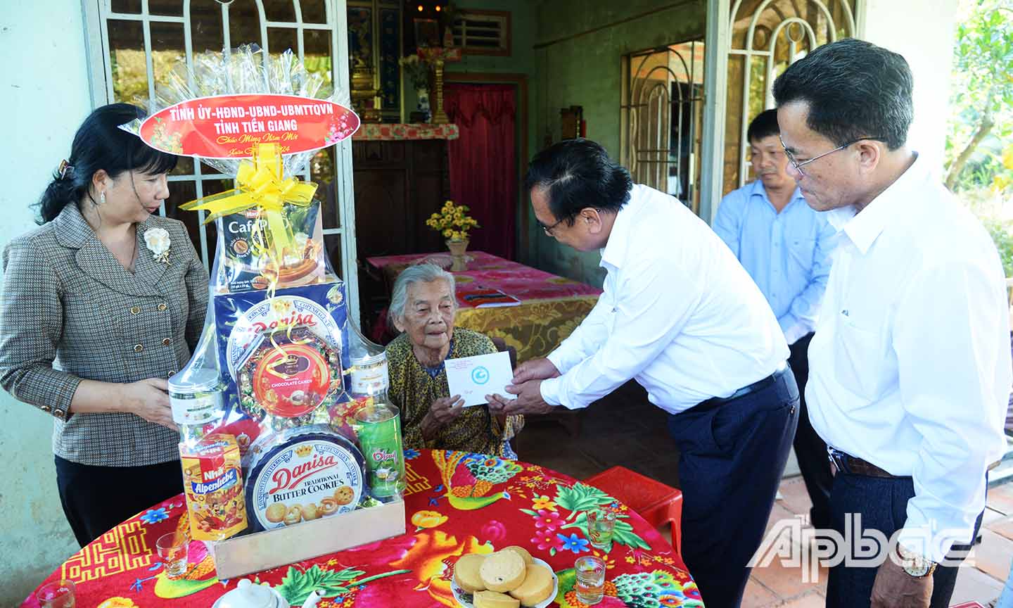 Đồng chí Võ Văn Bình thăm, chúc Tết và tặng quà gia đình bà Nguyễn Thị Hương, mẹ liệt sĩ ở ấp Hội Trí, xã Hội Xuân.