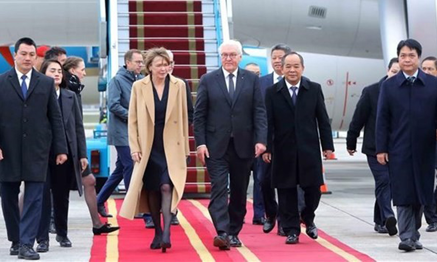 German President Frank-Walter Steinmeier and his spouse arrive at Noi Bai International Airport. (Photo: VNA).