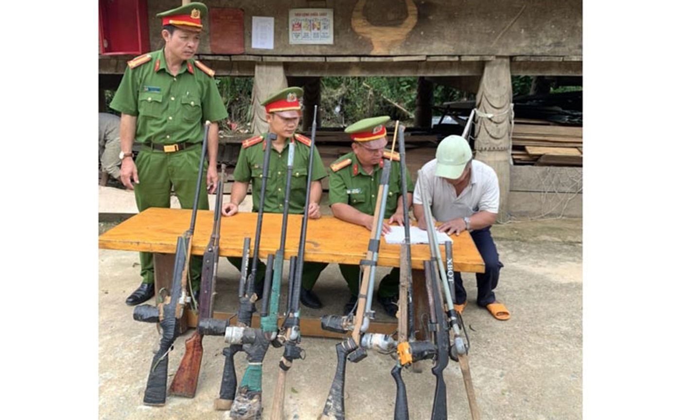 Lực lượng Công an tỉnh Quảng Nam vận động người dân vùng cao giao nộp vũ khí. Ảnh: Báo Công an nhân dân. 