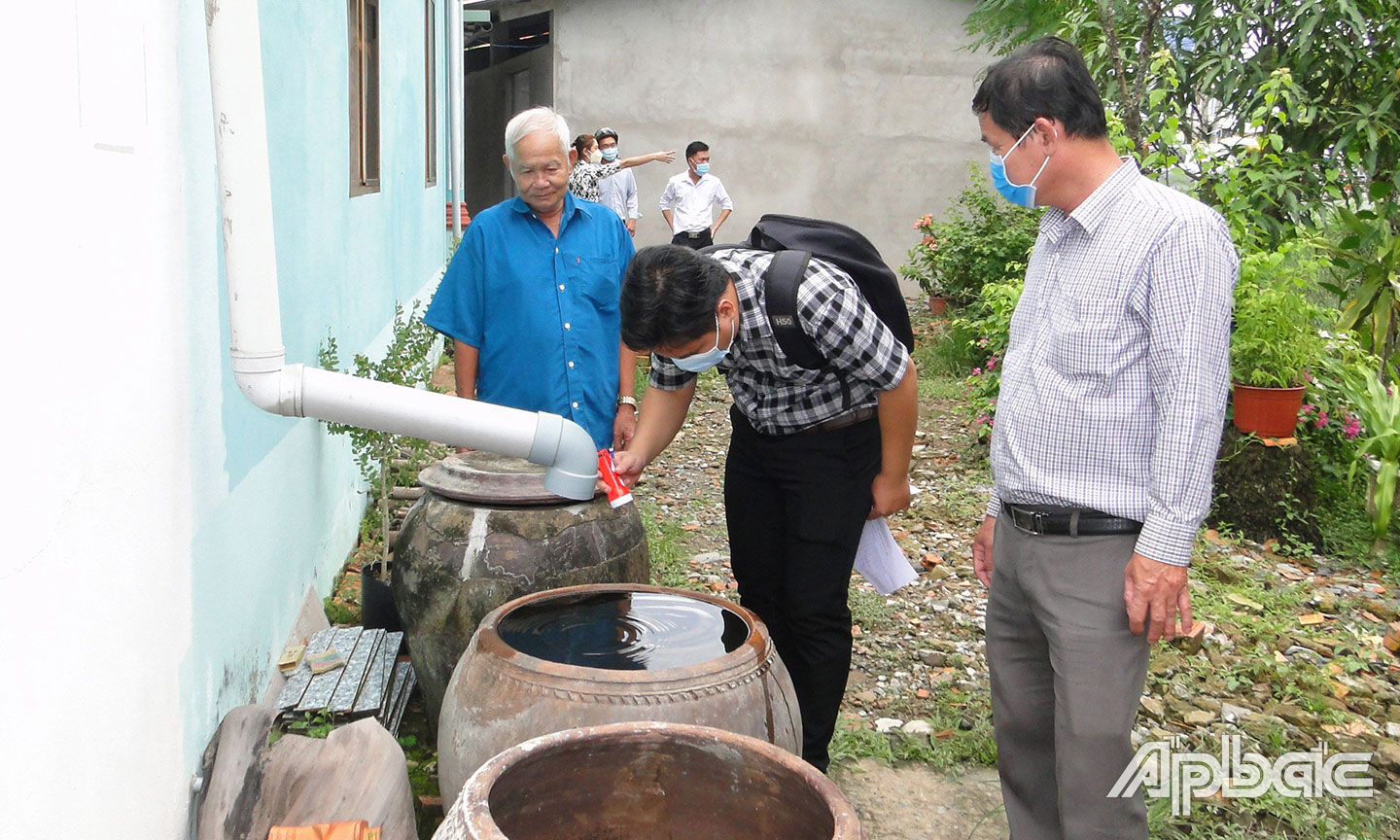 CDC Tiền Giang tổ chức giám sát lăng quăng tại hộ dân để phòng, chống sốt xuất huyết. 