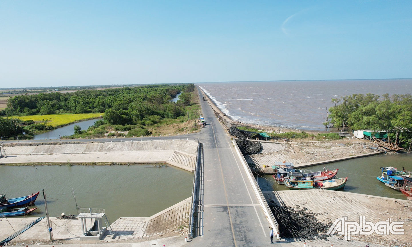 Đê biển Gò Công dài 21 km chạy dọc bờ biển từ xã Tân Thành đến thị trấn Vàm Láng, huyện Gò Công Công.                                                   Ảnh: M.THÀNH