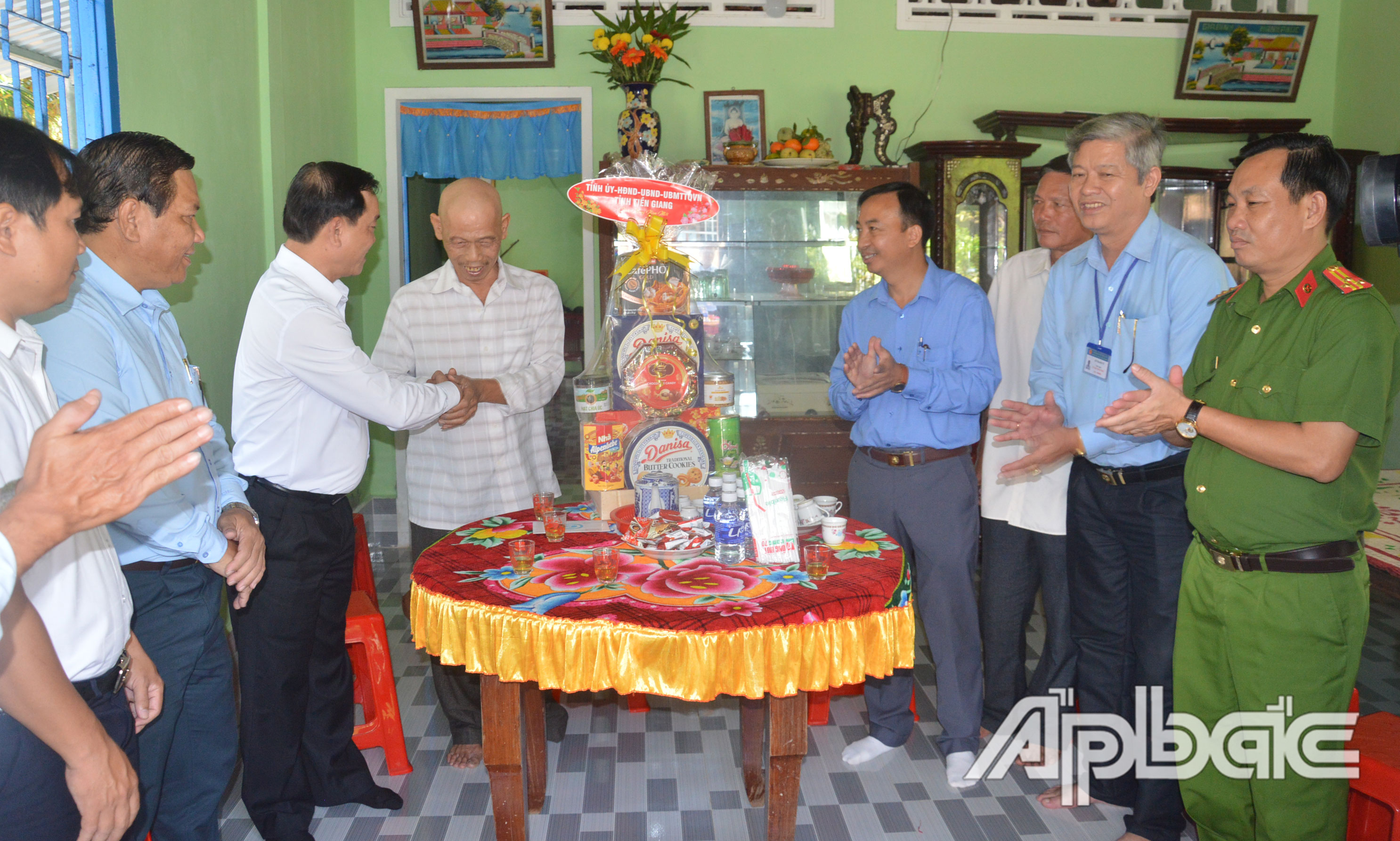 Đồng chí Nguyễn Văn Vĩnh tặng quà tết cho thương binh Nguyễn Văn Tươi.