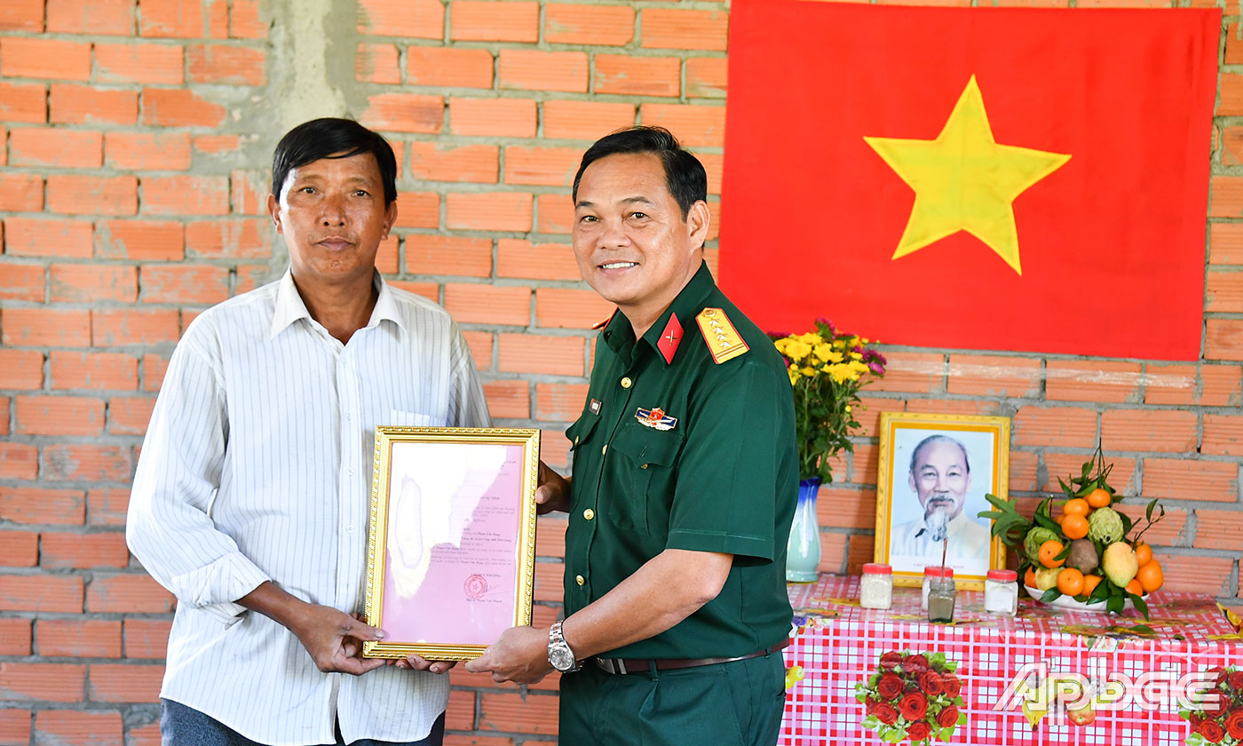 Đại tá Phạm Văn Thanh, Ủy viên Ban Thường vụ Tỉnh ủy, Chỉ huy trưởng Bộ CHQS tỉnh Tiền Giang trao Quyết định tặng Nhà “Tình đồng đội” cho ông Phạm Văn Rạng, ngụ ấp Sơn Qui A, xã Tân Trung.