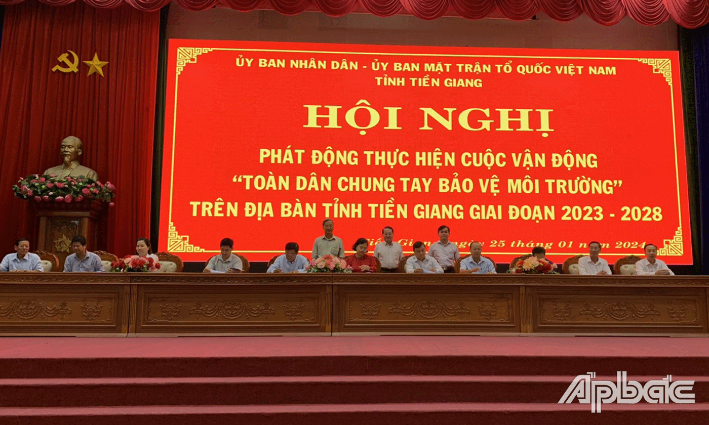 Các tổ chức, ban ngành, đoàn thể, địa phương ký kết giao ước thi đua.