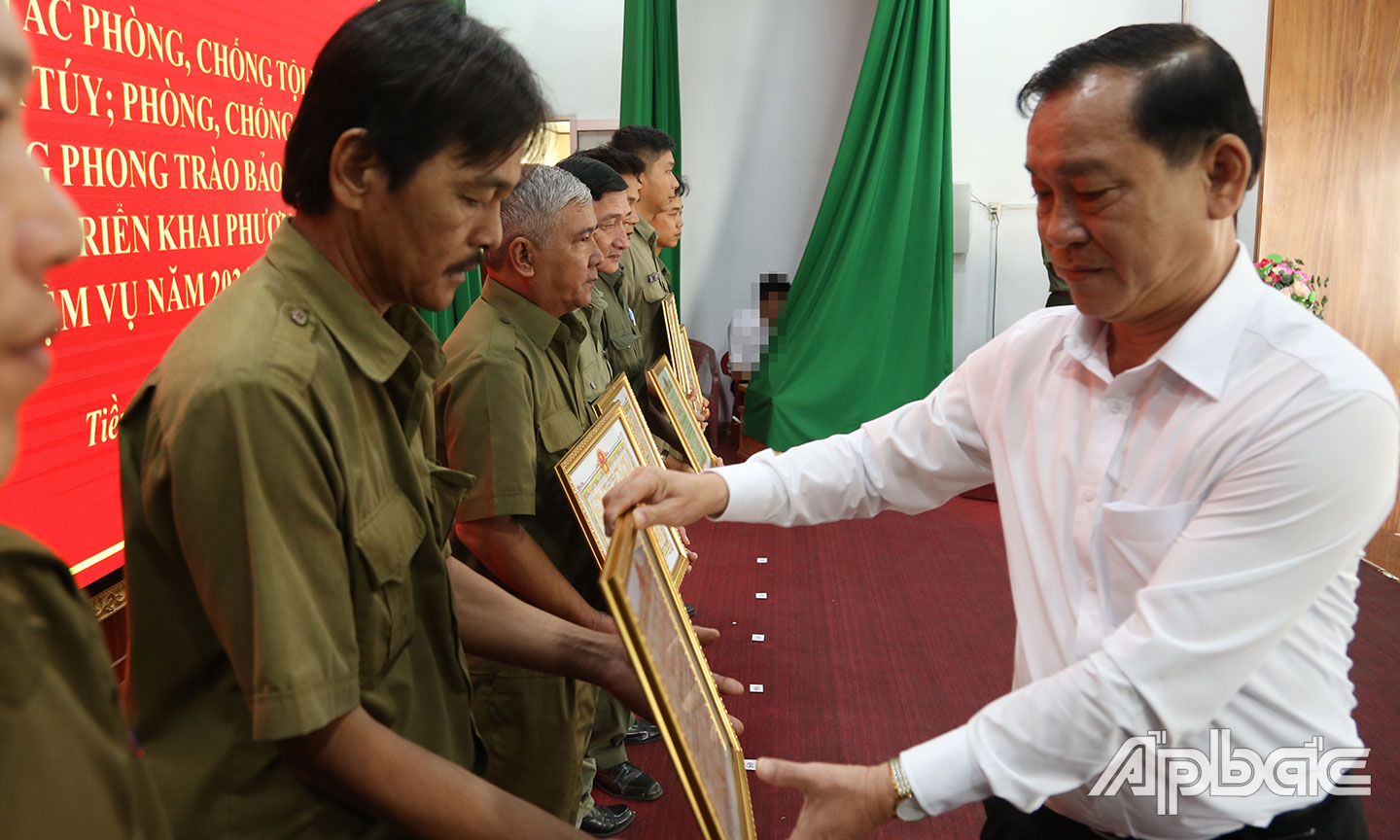 Trao bằng khen UBND tỉnh cho tập thể và cá nhân đạt thành tích “Toàn dân tham gia phòng, chống tội phạm” năm 2023.