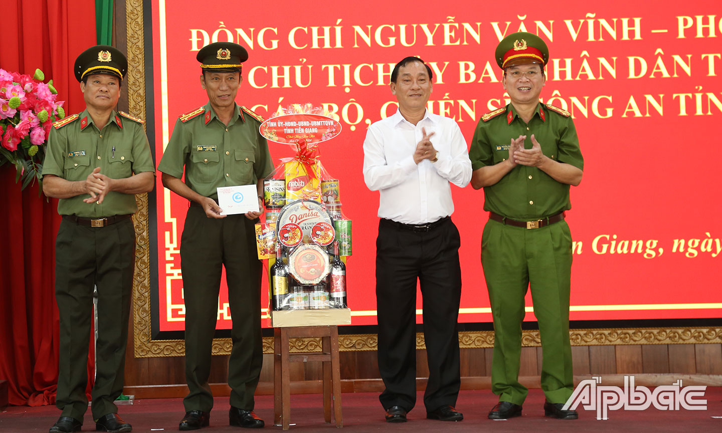 Tặng quà Tết cho Công an Tiền Giang.