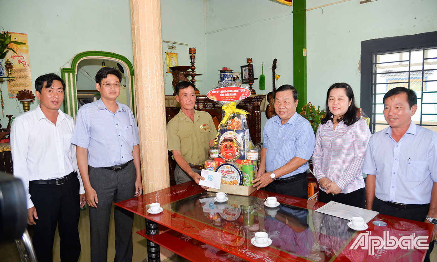 Đoàn thăm, chúc tết, tặng quà thương binh Đoàn Văn Chiến.