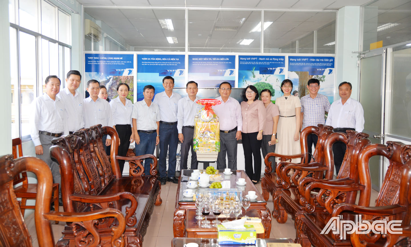 Đồng chí Võ Văn Bình thăm, chúc tết Viễn thông Tiền Giang.