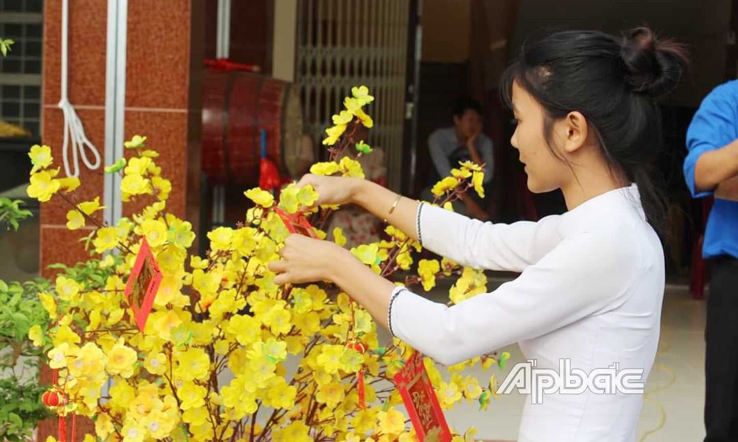 Trường THPT Tân Hiệp (huyện Châu Thành) tổ chức trang trí, thực hiện chương trình đón tết cho giáo viên, học sinh nhà trường.