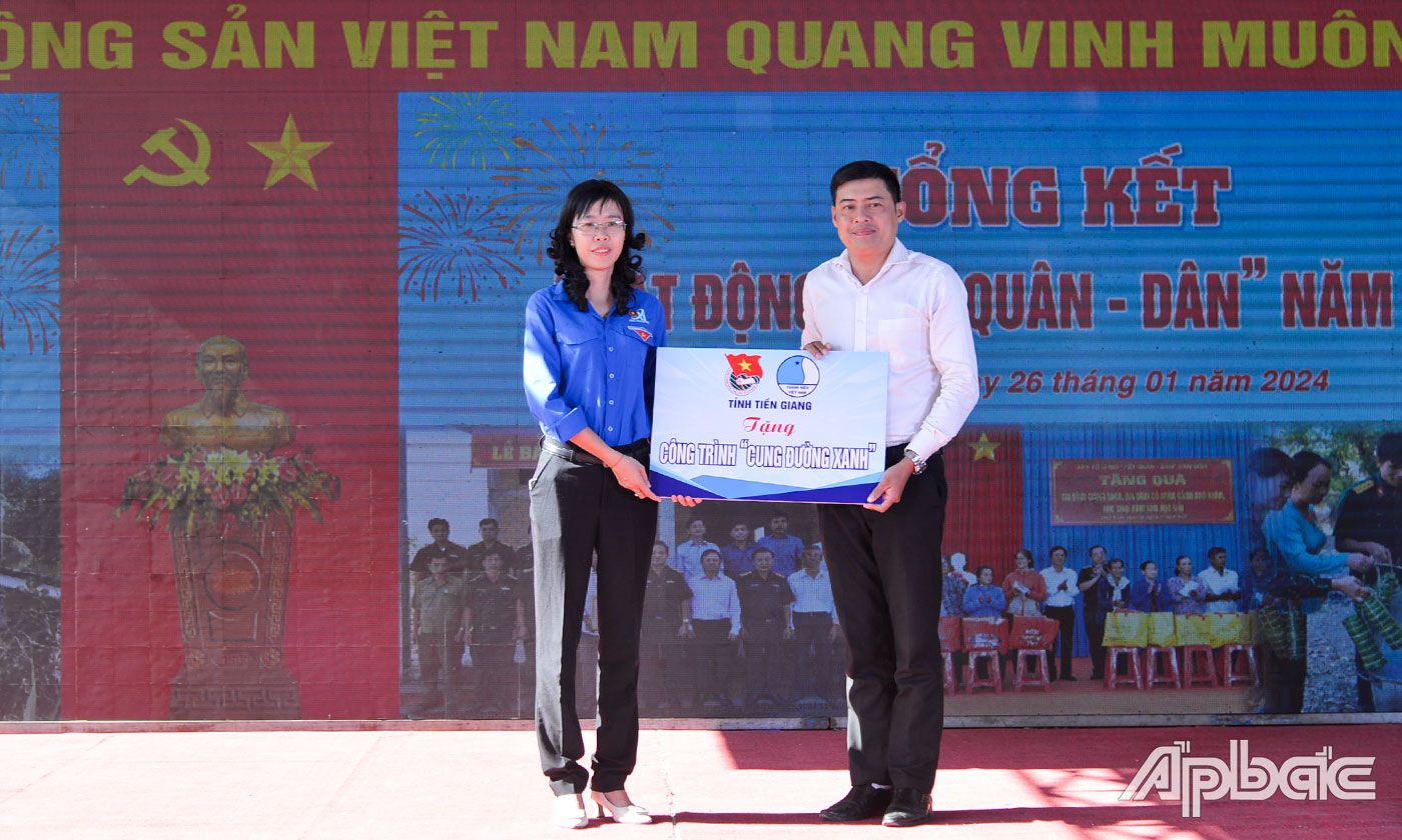 Đồng chí Nguyễn Quang Minh, Bí thư Tỉnh đoàn Tiền Giang trao bảng tượng trưng Chương trình “Cung đường xanh”.