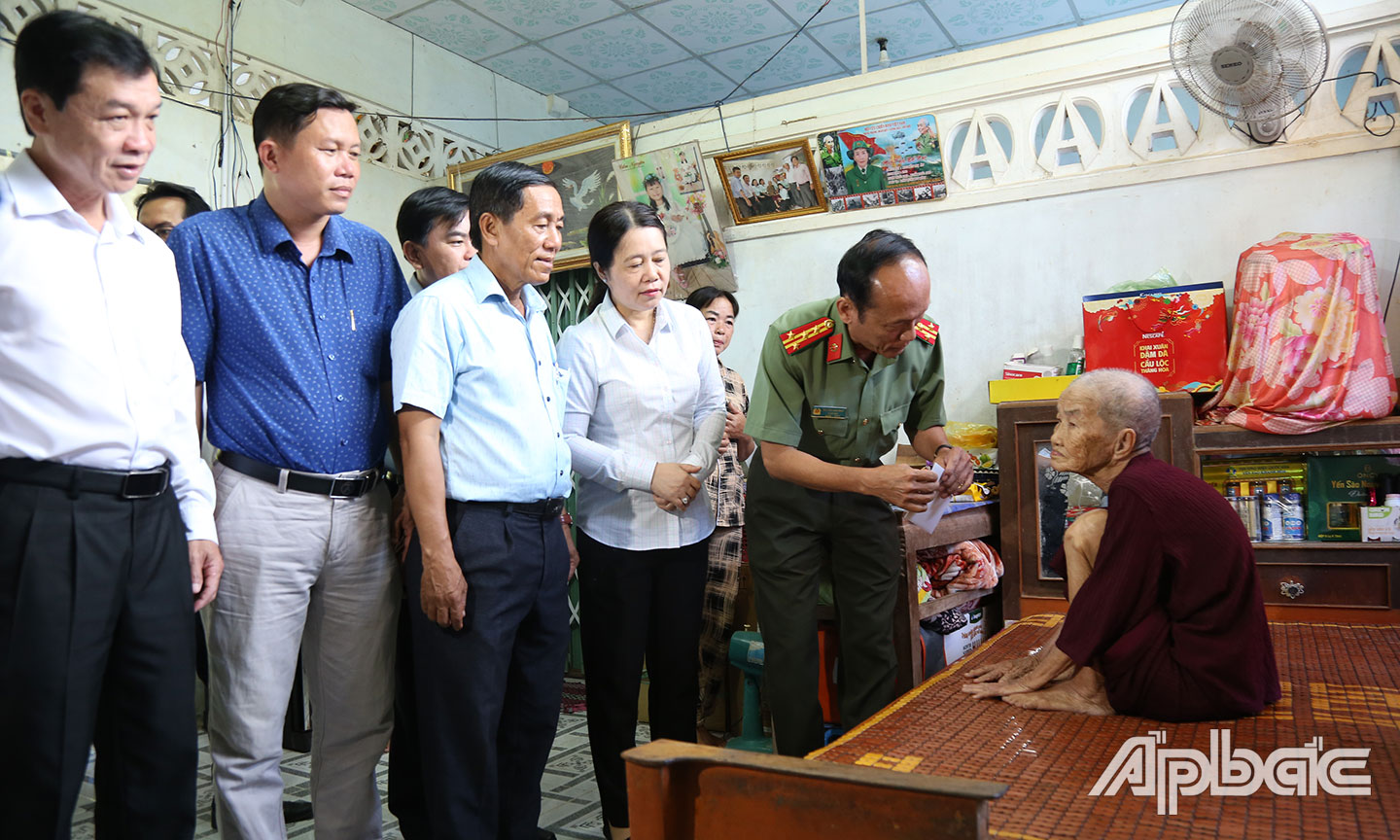 Thăm chúc Tết mẹ Viêt Nam anh hùng