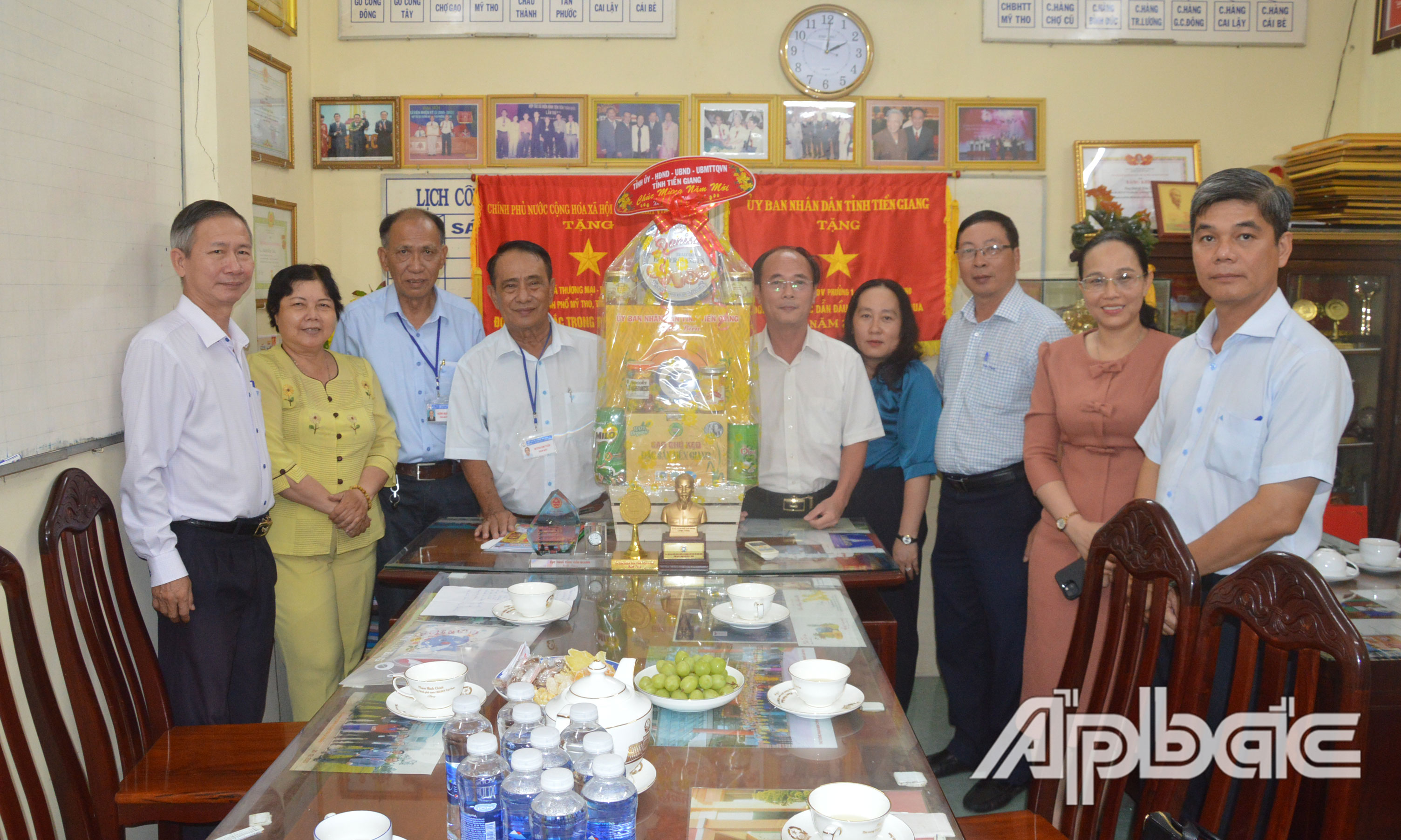 Đồng chí Trần Kim Trát thăm, chúc tết Hợp tác xã  Thương mại - Dịch vụ phường 1, TP. Mỹ Tho.