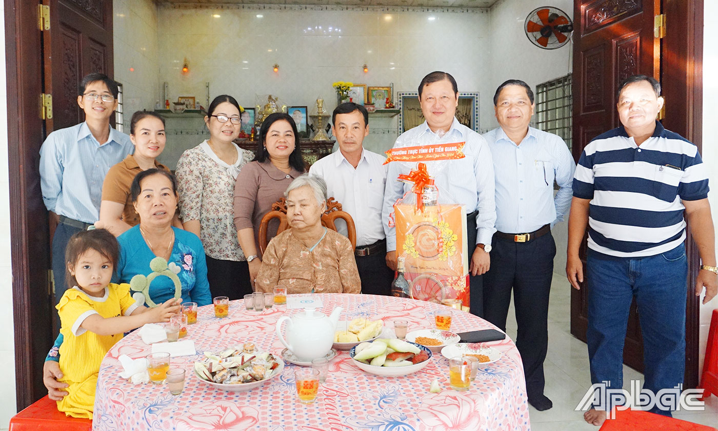 Đoàn đến thăm và chúc tết gia đình đồng chí Lê Văn Khởi (Nguyên Uỷ viên Ban Thường vụ Tỉnh uỷ, Nguyên Chủ tịch HĐND tỉnh)