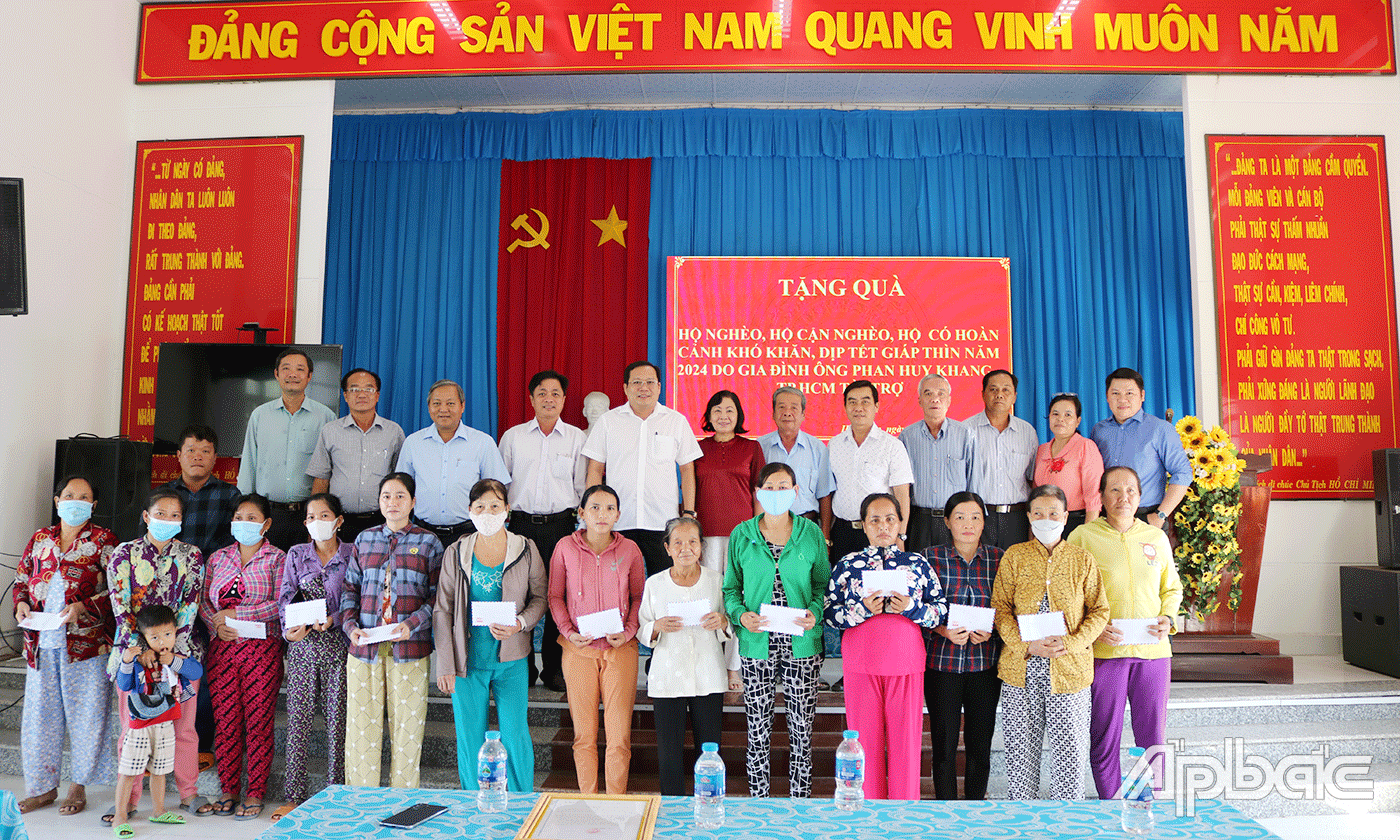 Tặng quà Tết cho các hộ dân tại xã Hội Xuân. 