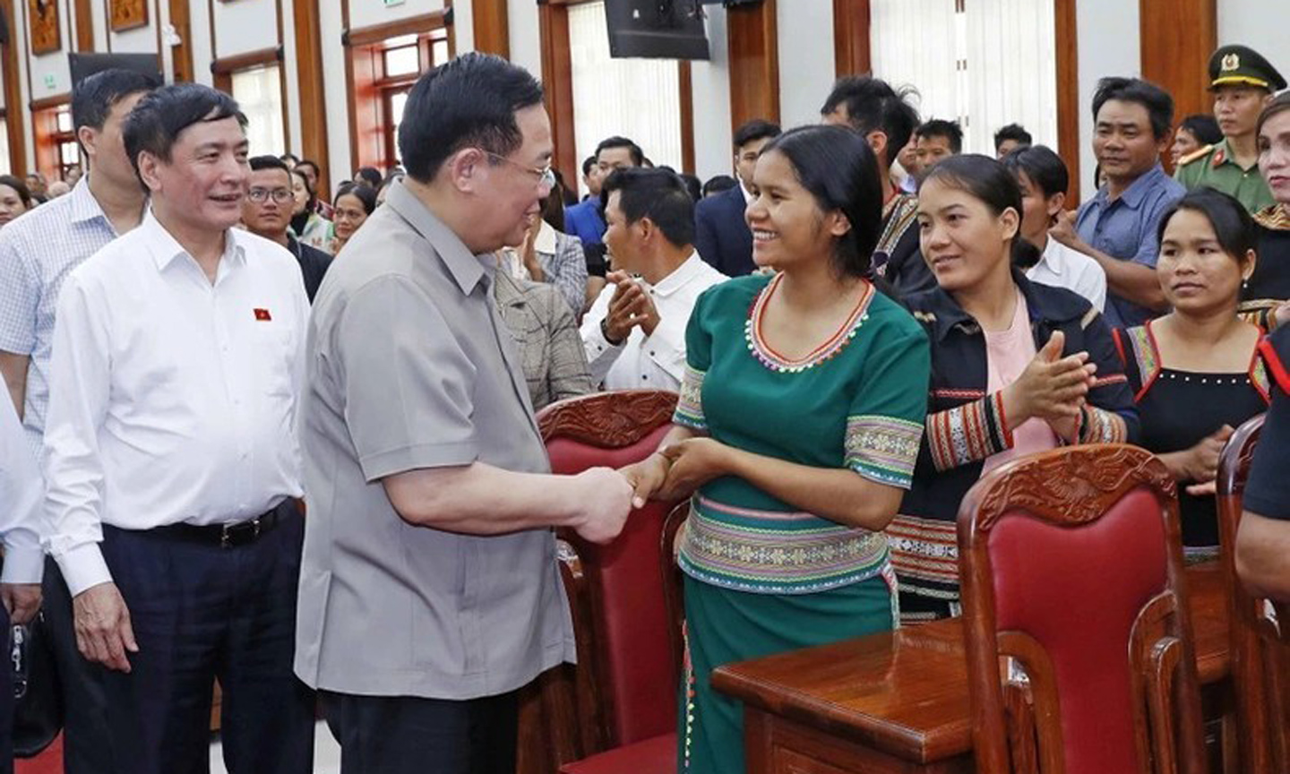 ABO/NDO- National Assembly (NA) Chairman Vuong Dinh Hue on January 26 presented Tet gifts to social policy beneficiaries, officers, soldiers, and disadvantaged labourers in Gia Lai as part of his visit to the Central Highlands province.