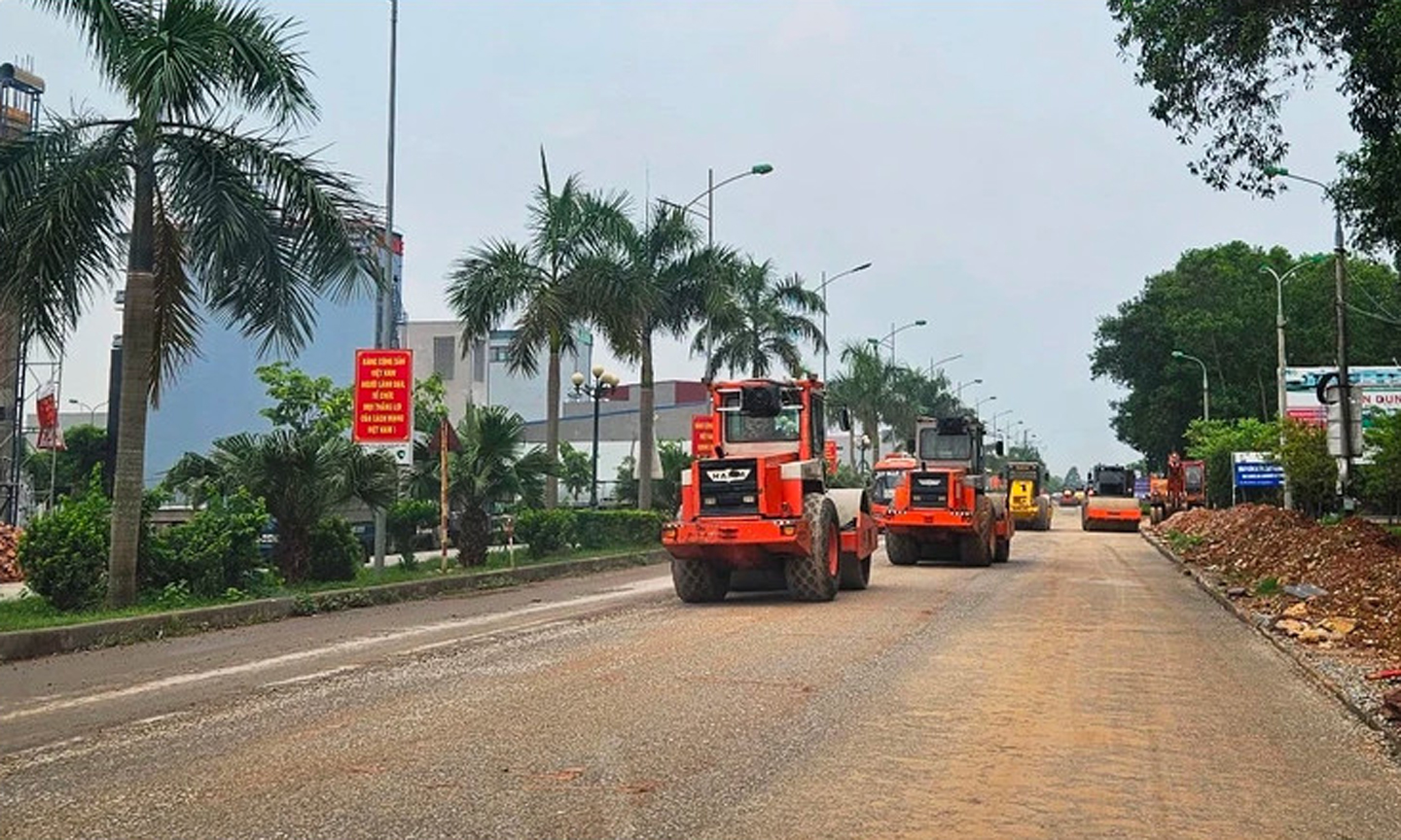 Nhà thầu thi công nâng cấp, cải tạo một tuyến đường quốc lộ. (Ảnh: Việt Hùng/Vietnam+)