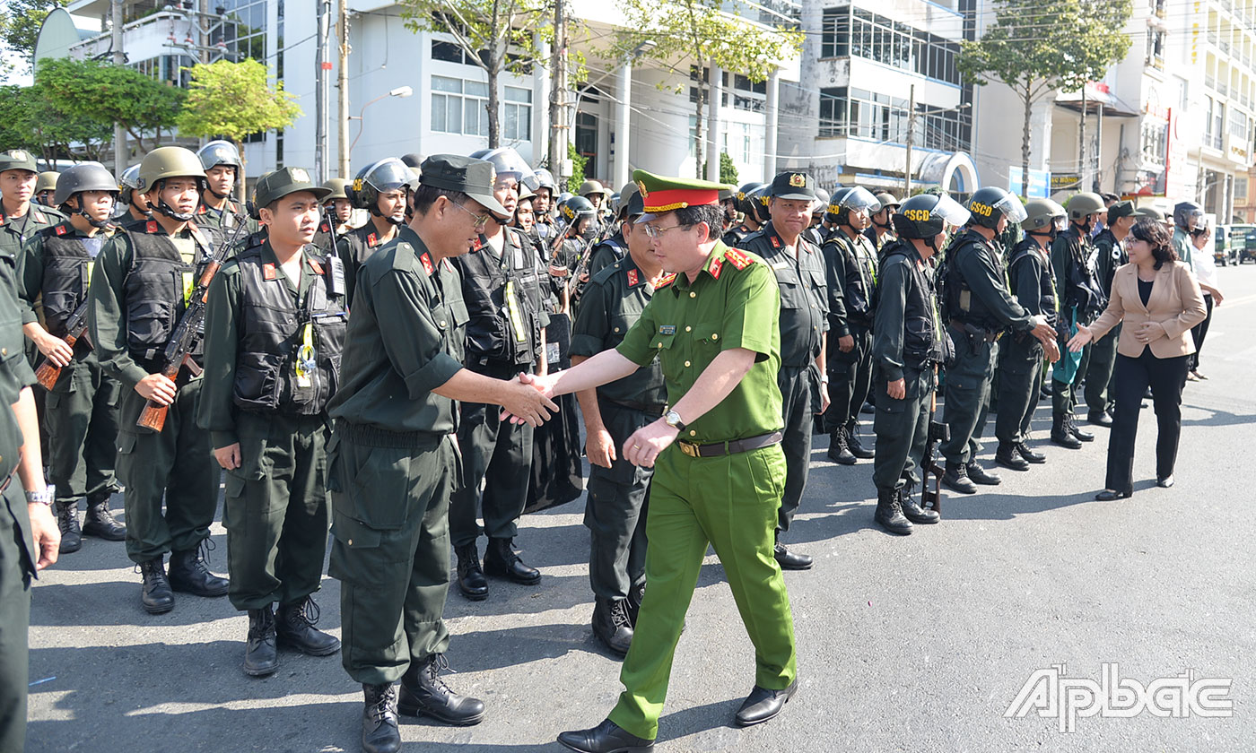 Lãnh đạo Công an tỉnh, Ngân hàng Nhà nước chi nhánh Tiền Giang chúc mừng các lực lượng hoàn thành thực tập.