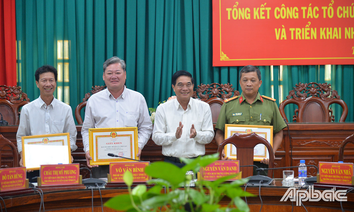 Ban Tổ chức Tỉnh ủy trao Giấy khen cho Ban Tổ chức cấp ủy cơ sở có thành tích trong năm 2023.