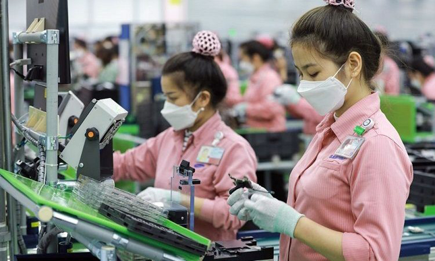 Workers at the Thai Nguyen factory of Samsung Electronics Vietnam.