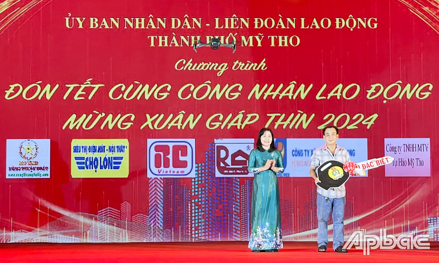 Bà Châu Thị Mỹ Phương, Ủy viên Ban Thường vụ Tỉnh ủy, Trưởng Ban Tuyên giáo Tỉnh ủy Tiền Giang trao giải đặc biệt là chiếc xe gắn máy Wave Alpha tặng công nhân lao động may mắn trúng thưởng.