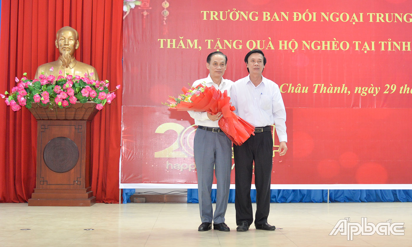 Đồng chí Nguyễn Văn Danh, Ủy viên Ban Chấp hành Trung ương Đảng, Bí thư Tỉnh ủy, Trưởng Đoàn Đại biểu Quốc hội đơn vị tỉnh Tiền Giang thay mặt Đảng bộ, chính quyền và nhân dân tỉnh Tiền Giang tặng hoa cảm ơn đồng chí Lê Hoài Trung.