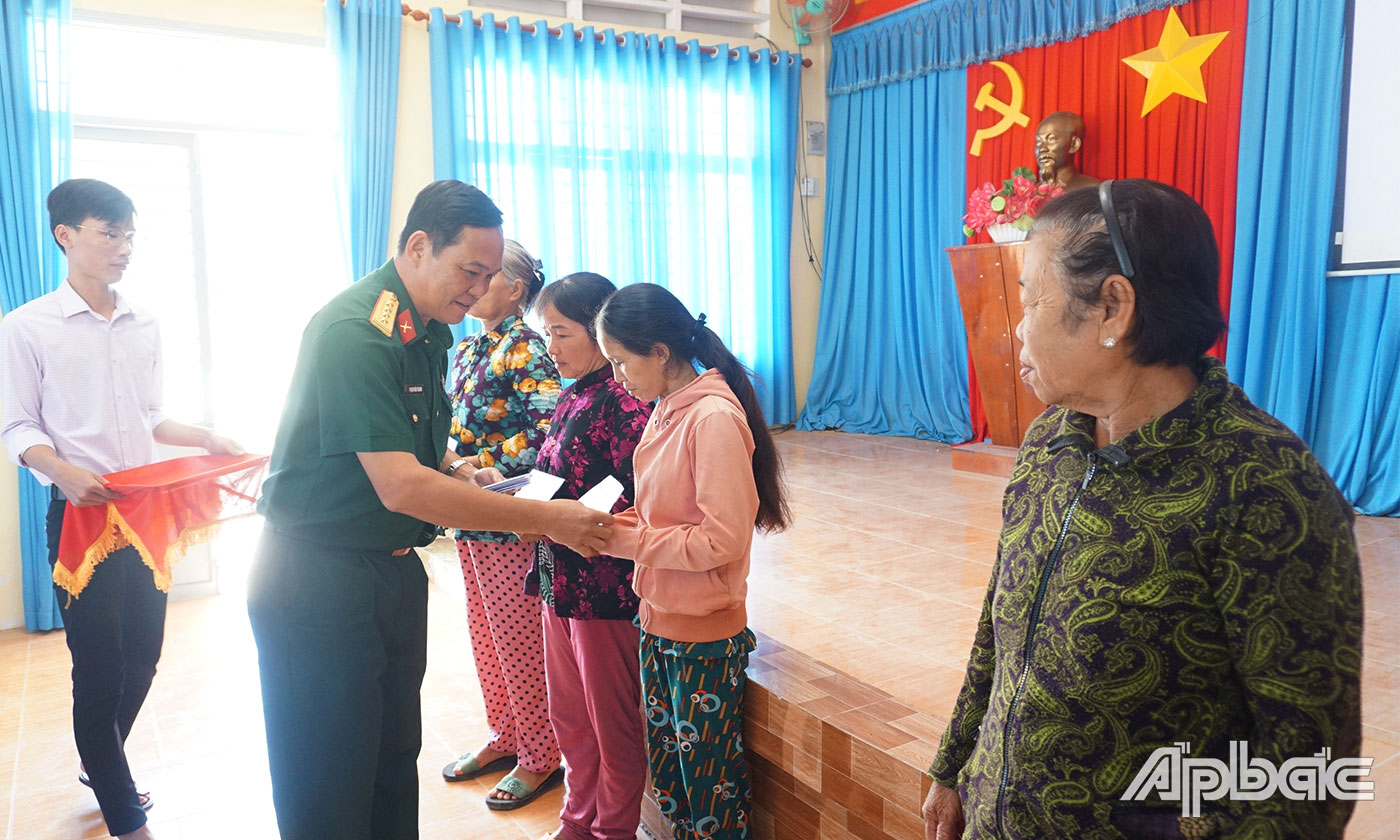 Đồng chí Phạm Văn Thanh tặng quà cho người có công, người cao tuổi và hộ nghèo trên địa bàn xã Phú Tân