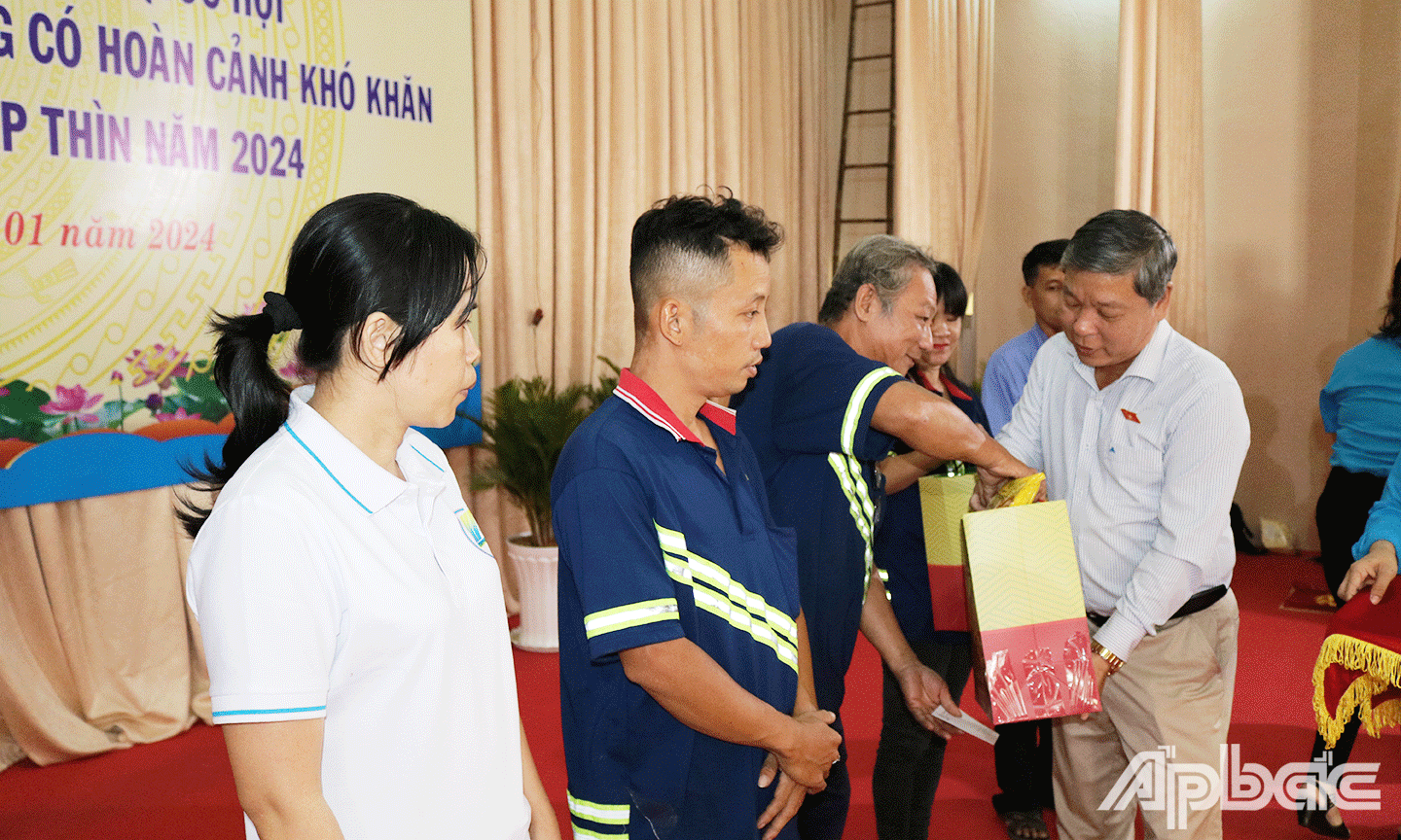 Đồng chí Nguyễn Hoàng Mai Phó Chủ nhiệm Ủy ban Xã hội của Quốc hội trao quà tết cho đoàn viên, công nhân lao động