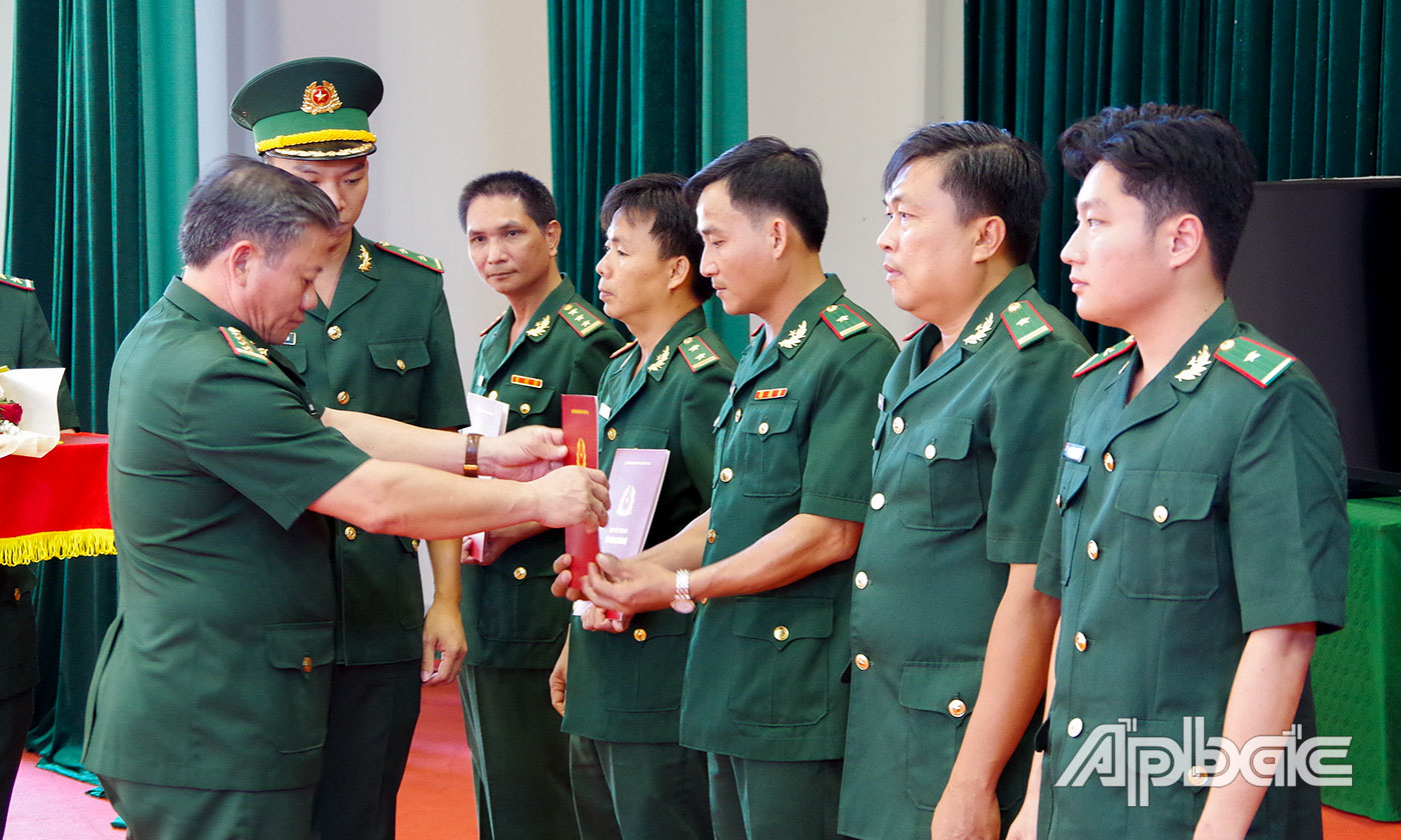 Đại tá Bùi Văn Vũ, Bí thư Đảng ủy, Chính ủy BĐBP Tiền Giang trao Quyết định điều động, bổ nhiệm chức vụ Phòng Hậu cần - Kỹ thuật đối với các chức danh Sỹ quan