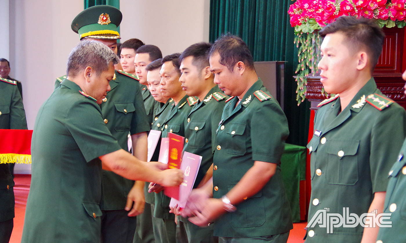 Thượng tá Trương Thành Tiến, Phó Chỉ huy trưởng kiêm Tham mưu trưởng BĐBP Tiền Giang trao Quyết định điều động, bổ nhiệm chức vụ Phòng Hậu cần - Kỹ thuật đối với các chức danh Quân nhân chuyên nghiệp