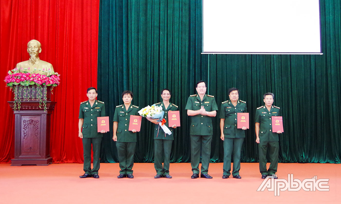 Đại tá Trần Văn Le, Phó Bí thư Đảng ủy, Chỉ huy trưởng BĐBP Tiền Giang trao Quyết định thành lập Chi bộ Phòng Hậu cần - Kỹ thuật.