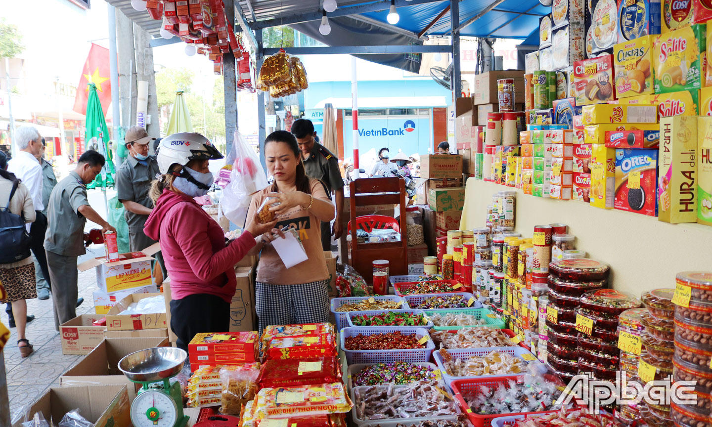 Khách hàng mua sắm tại Cửa hàng bách hóa trung tâm của Hợp tác xã Thương mại Dịch vụ phường 1, TP. Mỹ Tho.