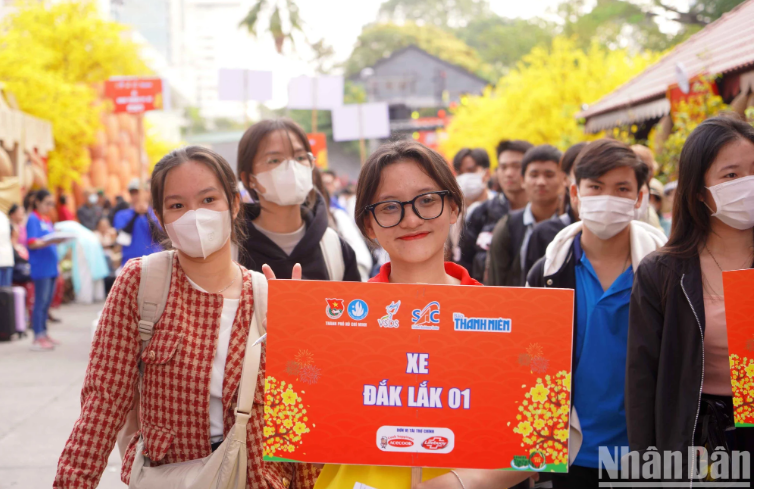 Từ sáng sớm, hàng nghìn người lao động với hành lý lỉnh kỉnh, có mặt tại Sân 4A Nhà Văn hóa Thanh niên (số 4 Phạm Ngọc Thạch, quận 1) diễn ra Lễ tiễn sinh viên khó khăn về quê đón Tết “Chuyến xe mùa xuân”, với chủ đề “Tết sum vầy, Xuân trọn vẹn”.