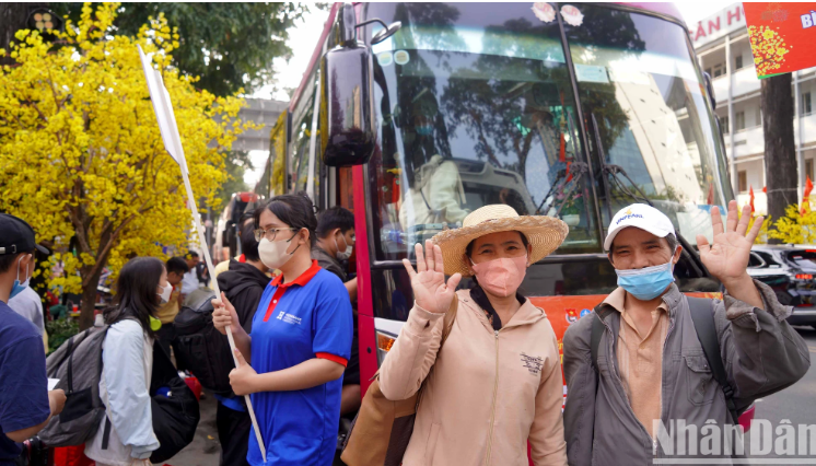 Hai vợ chồng cô chú , Nguyễn Văn Phú quê Bình Định không giấu được sự xúc động khi được đi trên “Chuyến xe mùa xuân”.