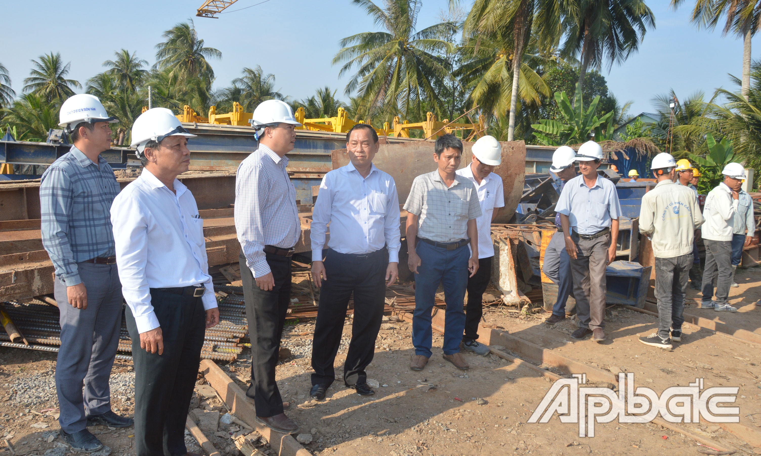 Đồng chí Nguyễn Văn Vĩnh kiểm tra tiến độ gói thầu thi công cầu Chợ Gạo và đường vào cầu.