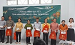 Ngân hàng TMCP Đầu tư và Phát triển Việt Nam chi nhánh Mỹ Tho tặng quà tết cho công nhân khó khăn