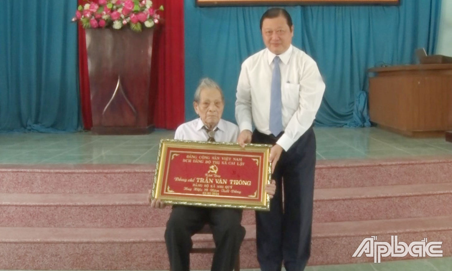 Ông Phan Phùng Phú trao khánh vàng cho đảng viên Trần Văn Thông.