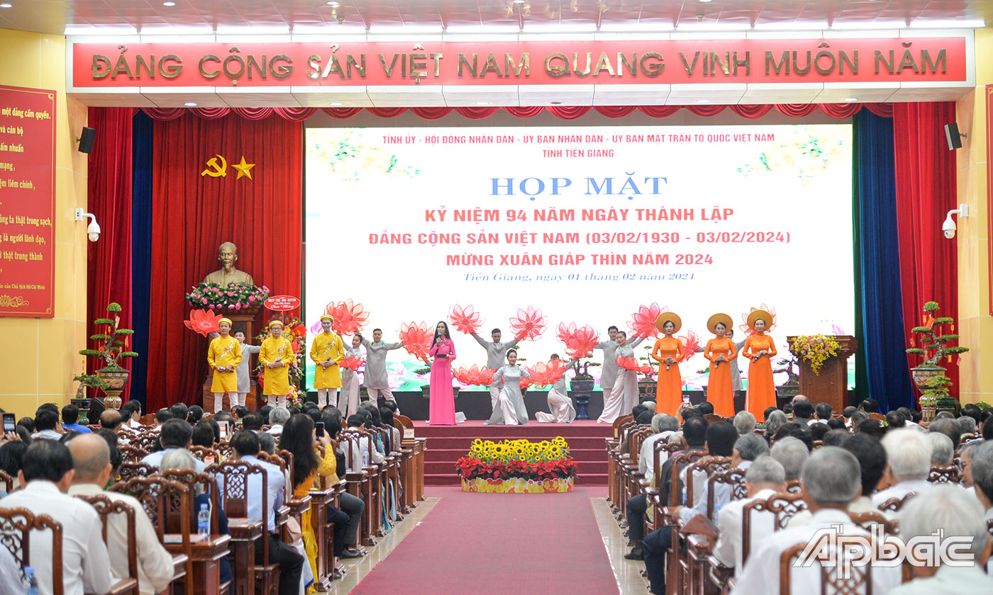 Văn nghệ tại buổi họp mặt.