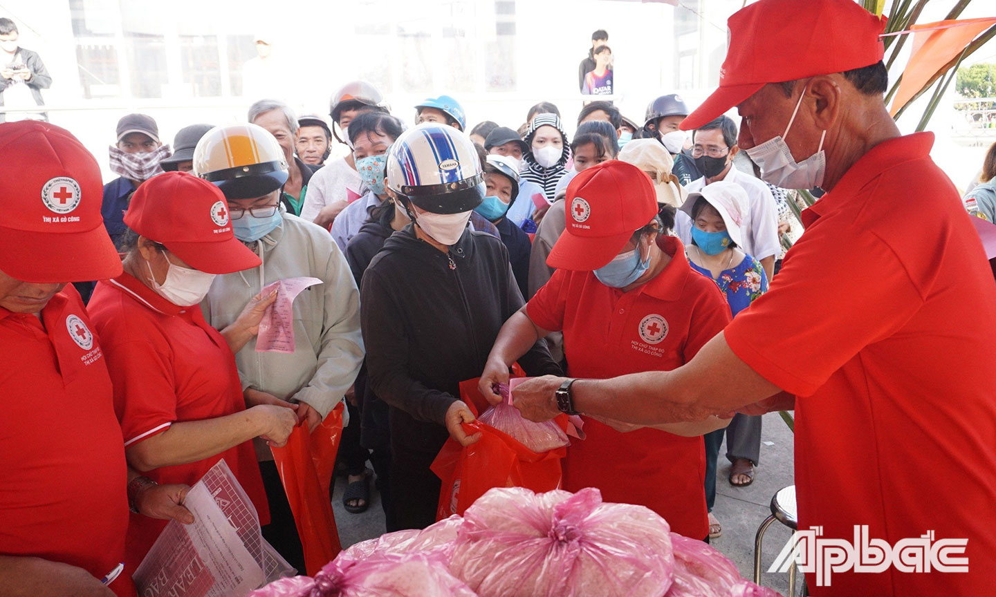 Người dân có hoàn cảnh khó khăn mua sắm tại phiên chợ “Tết nhân ái” Giáp Thìn 2024  do Hội CTĐ TX. Gò Công tổ chức.