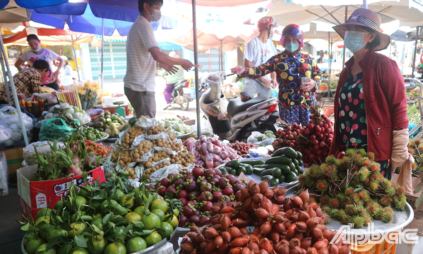 Người dân mua hoa tươi cho ngày Tết Ông Táo