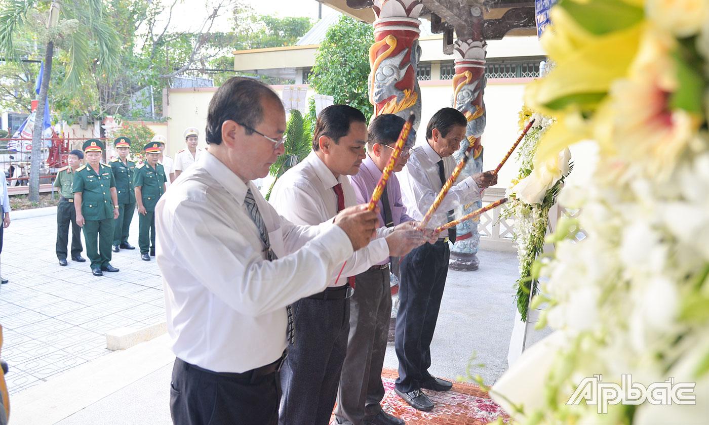 Đoàn lãnh đạo TX. Cai Lậy đặt tràng hoa và dâng hương tại Lăng Tứ Kiệt.