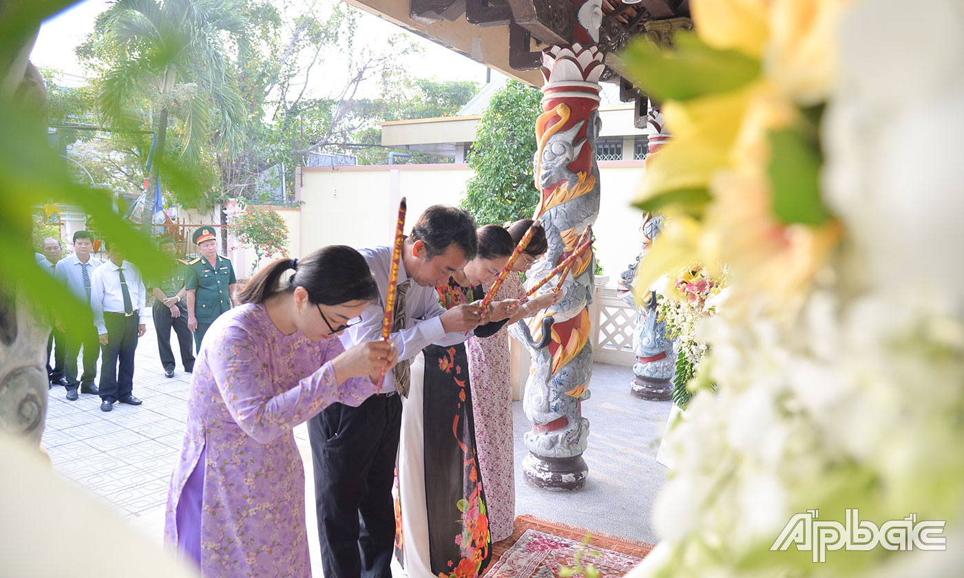 Đoàn Chi bộ , Ban Giám hiệu Trường Trung học phổ thông Tứ Kiệt đặt tràng hoa và dâng hương tại Lăng Tứ Kiệt.