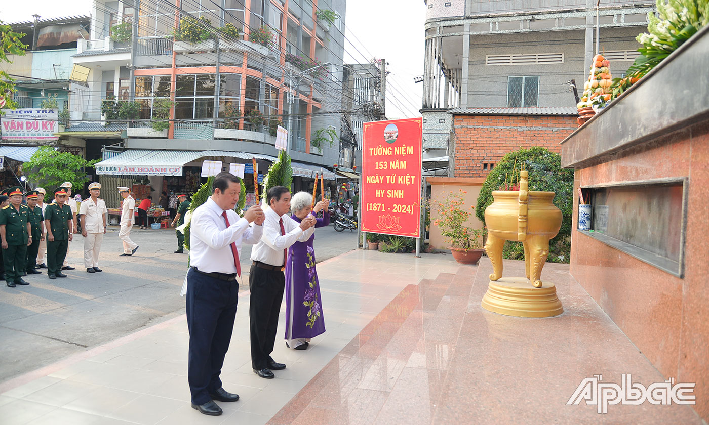 Lãnh đạo tỉnh đặt tràng hoa và dâng hương tại Bia Tứ Kiệt.