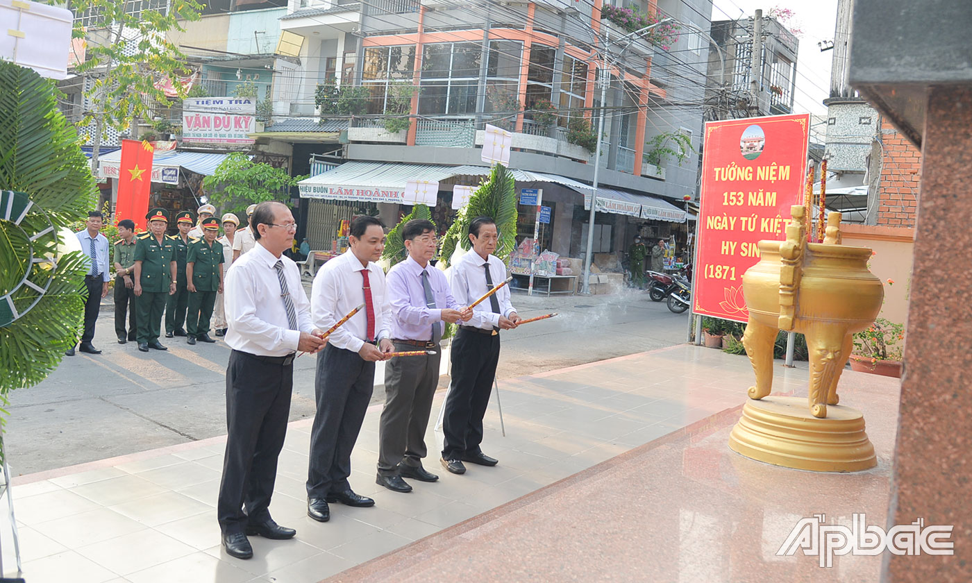 Đoàn lãnh đạo TX. Cai Lậy đặt tràng hoa và dâng hương tại Bia Tứ Kiệt.