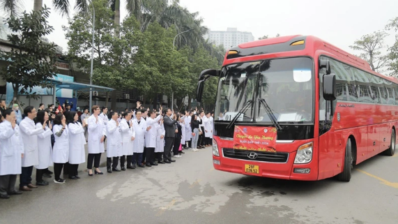 Bộ trưởng Y tế Đào Hồng Lan và các y, bác sĩ Bệnh viện K vẫy tay chào người bệnh về quê ăn Tết trên những 