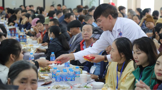 Lãnh đạo Bệnh viện K lì xì cho người bệnh, người nhà người bệnh tại 