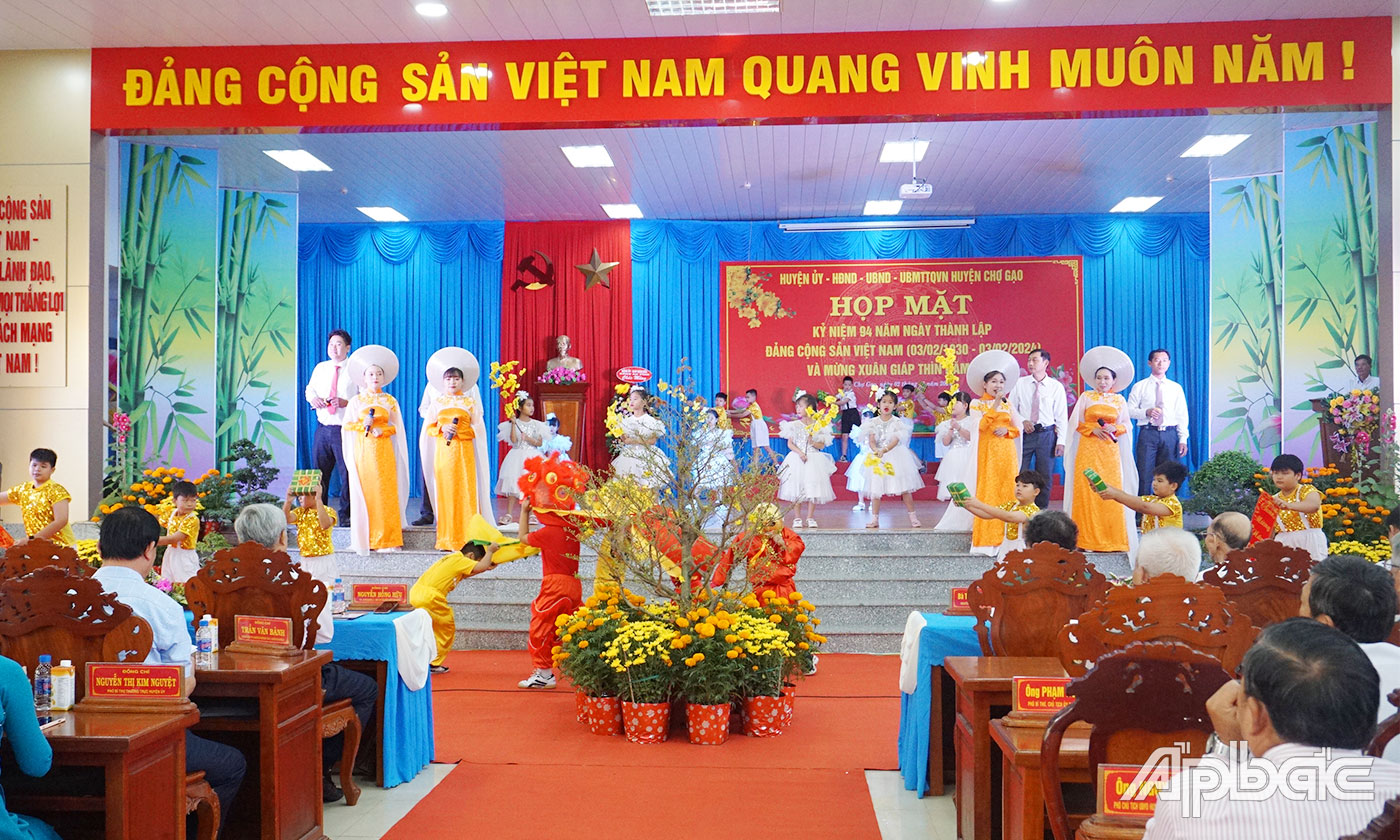 Quang cảnh tại buổi họp mặt