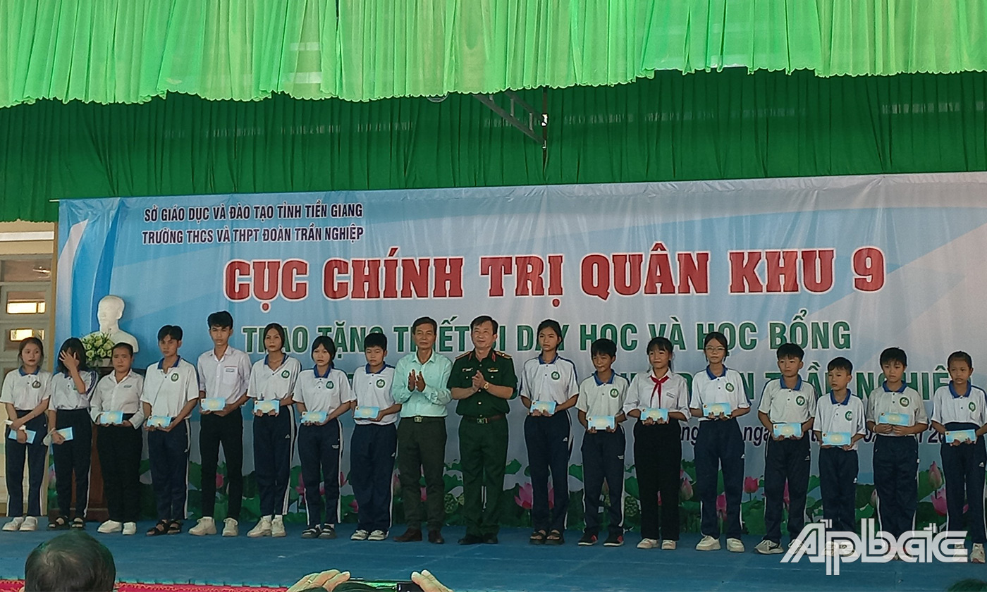 Trao học bổng cho học sinh tại buổi lễ