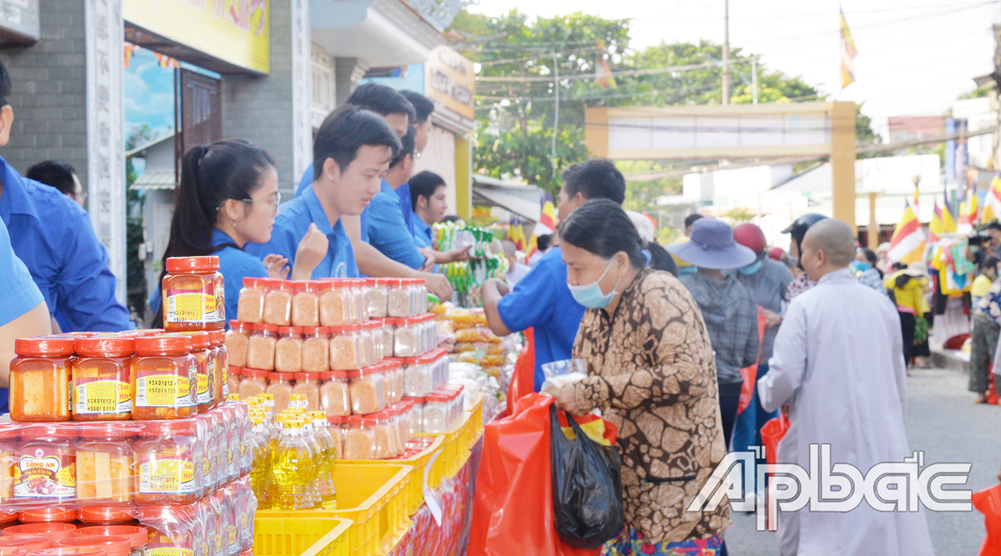 Người dân sử dụng phiếu để mua các sản phẩm theo nhu cầu với giá 0 đồng